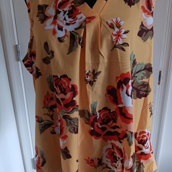 Shein sleeveless V-neck mustard colored floral blouse - Picture 2 of 6